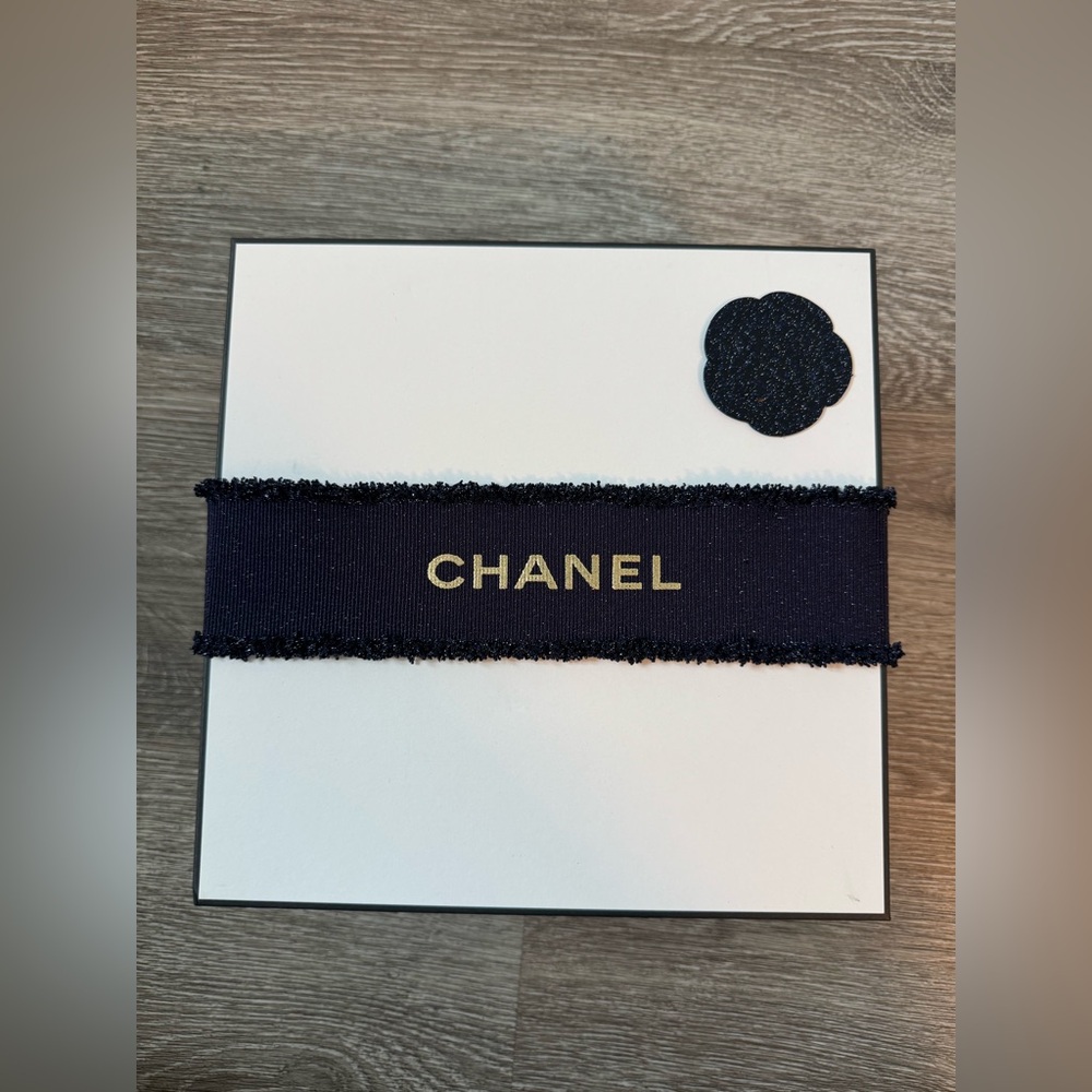 CHANEL Gift Box Set Large White Box + Ribbon + Card Authentic Packaging New - Picture 8 of 8